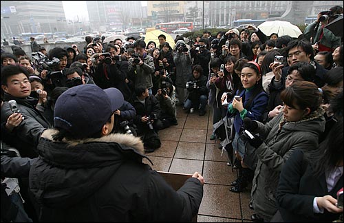 부슬부슬 비가 내리는 궂은 날씨에도 불구하고 수십명의 기자들과 팬들이 1인 시위를 지켜봤다. 